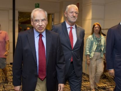 Alfonso Guerra, Francisco Puchol y Fernando Abril-Martorell, en el Club Broseta.