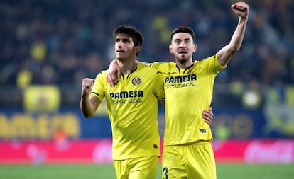 Gerard Moreno y Moi Gómez celebran el segundo gol del Villarreal.