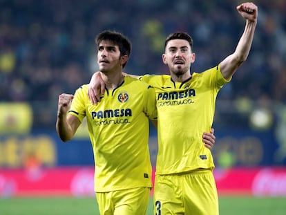 Gerard Moreno y Moi Gómez celebran el segundo gol del Villarreal.