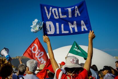 Manifestantes en favor de la presidenta suspendida de Brasil, Dilma Rousseff, sujetan pancartas de protesta frente el Congreso Nacional brasileño mientras Rousseff presenta sus alegatos finales en el Senado.