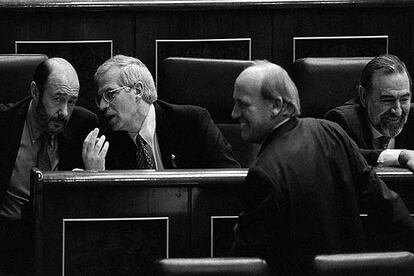 En la foto, miembros del PSOE conversando, de izquierda a derecha: Alfredo Pérez Rubalcaba, José Borrell, Joaquim Molins, de CiU (pasando ante los escaños socialistas), y Juan Manuel Eguiagaray.