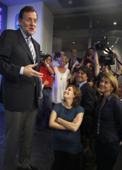 Rajoy, acompañado de Soraya Sáenz de Santamaría y Dolores de Cospedal, en la sede del PP.