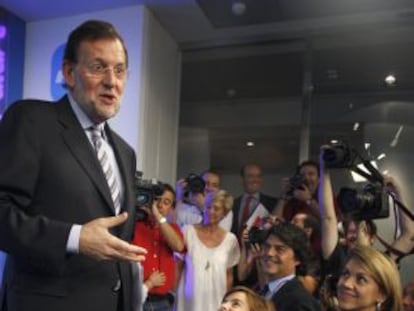 Rajoy, acompañado de Soraya Sáenz de Santamaría y Dolores de Cospedal, en la sede del PP. 