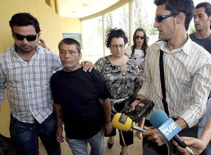 Rafael Ricardi (segundo por la izquierda), al salir ayer del centro penitenciario de Topas, Salamanca.