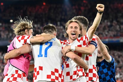 El mediocampista croata Luka Modric celebra con sus compañeros de equipo la victoria en la semifinal de la Liga de Naciones de la UEFA entre Holanda y Croacia en el estadio De Kuip en Rotterdam