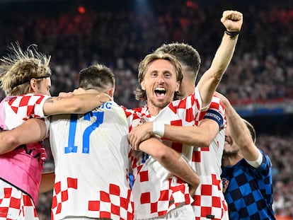 El mediocampista croata Luka Modric celebra con sus compañeros de equipo la victoria en la semifinal de la Liga de Naciones de la UEFA entre Holanda y Croacia en el estadio De Kuip en Rotterdam