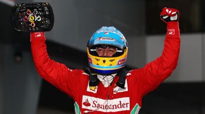 Alonso celebra su victoria en Sepang.