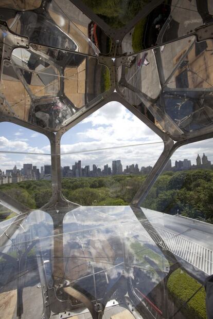 Saraceno nos propone construir una ciudad sobre el MET, un Nueva York plegado sobre su terraza.