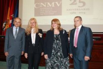 De izquierda a derecha, los expresidentes de la CNMV Luis Carlos Croissier y Pilar Valiente, la actual presidenta del supervisor, Elvira Rodr&iacute;guez, y el expresidente del organismo Manuel Conthe. 