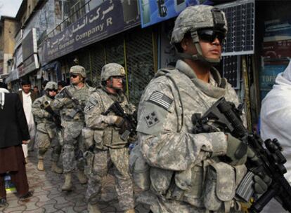 Soldados estadounidenses, de patrulla por el centro de Kabul.
