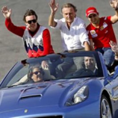 El presidente de la Generalitat, Francisco Camps, junto a Rita Barberá,  Fernando Alonso, Montezemolo y Massa, durante la exhibición de la escudería italiana en Cheste