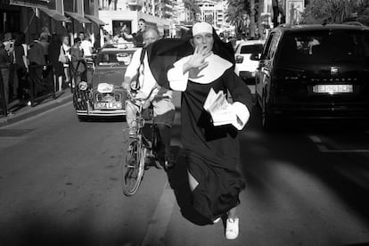 Una moja corre anunciando una fiesta en la playa durante la 70 edición del Festival de Cannes.