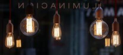 Bombillas en una tienda de iluminación de Madrid