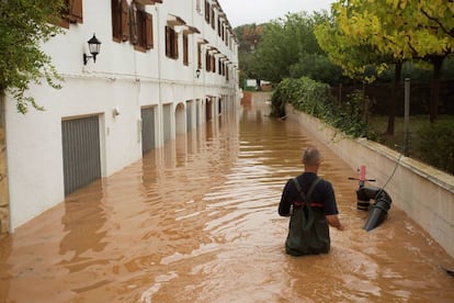 Los bomberos achican agua en los bajos y garajes de unas viviendas cercanas a la playa del Carregador en Alcocéber en Castellón.