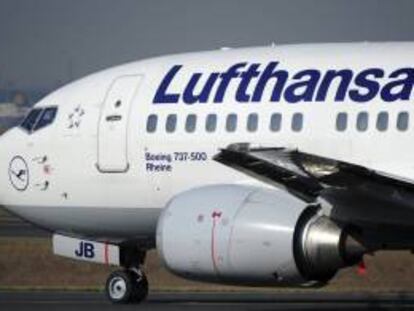 Un avión de la compañía aérea Lufthansa. EFE/Archivo