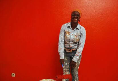Ange Dede, decoradora y pintora de 29, posa en Abiyán (Costa de Marfil).