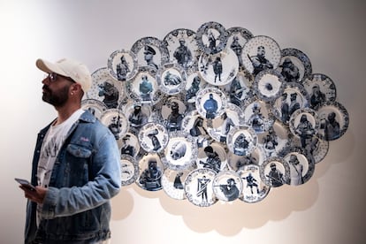 ‘Telediario’ (2019), de Carlos Aires, en 'Omnímoda. La fotografía como display'.