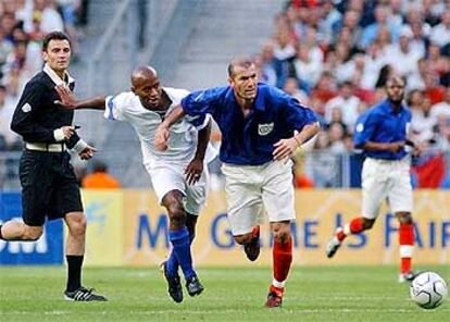 Zidane en pugna con Ze Roberto en un lance del encuentro de ayer.