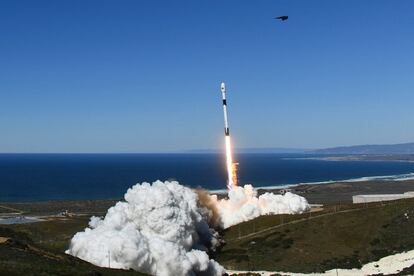 Un pájaro toma vuelo cuando un cohete Falcon 9 de SpaceXse lanza desde la plataforma de lanzamiento SLC-4E en la Base de la Fuerza Espacial de EE UU en Lompoc, California.