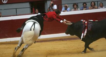 Pablo hermoso de Mendoza en su segundo durante la corrida de rejones, primera de la Feria de la Semana Grande de Bilbao