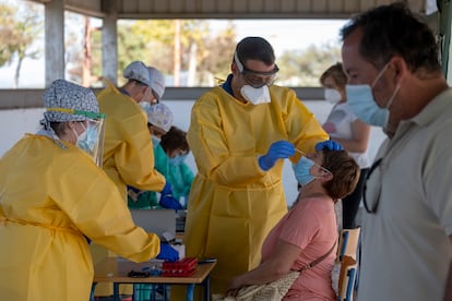 Sanitarios realizan pruebas PCR en la localidad sevillana de Casariche, el pasado septiembre.