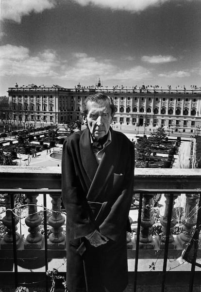 El poeta José Bergamín recibió al fotógrafo en batín y algo enfermo. Martín lo situó en el balcón con un amenazante cielo detrás y la plaza de Oriente.