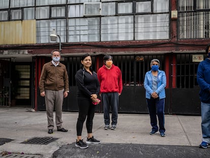 Vecinos de la colonia Narvarte, en Ciudad de México, denuncian que viven en un edificio con riesgo de derrumbe.