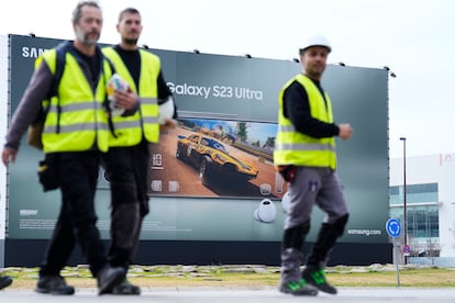 Varios trabajadores en la Fira Barcelona donde se celebra el Mobile World Congress (MWC).