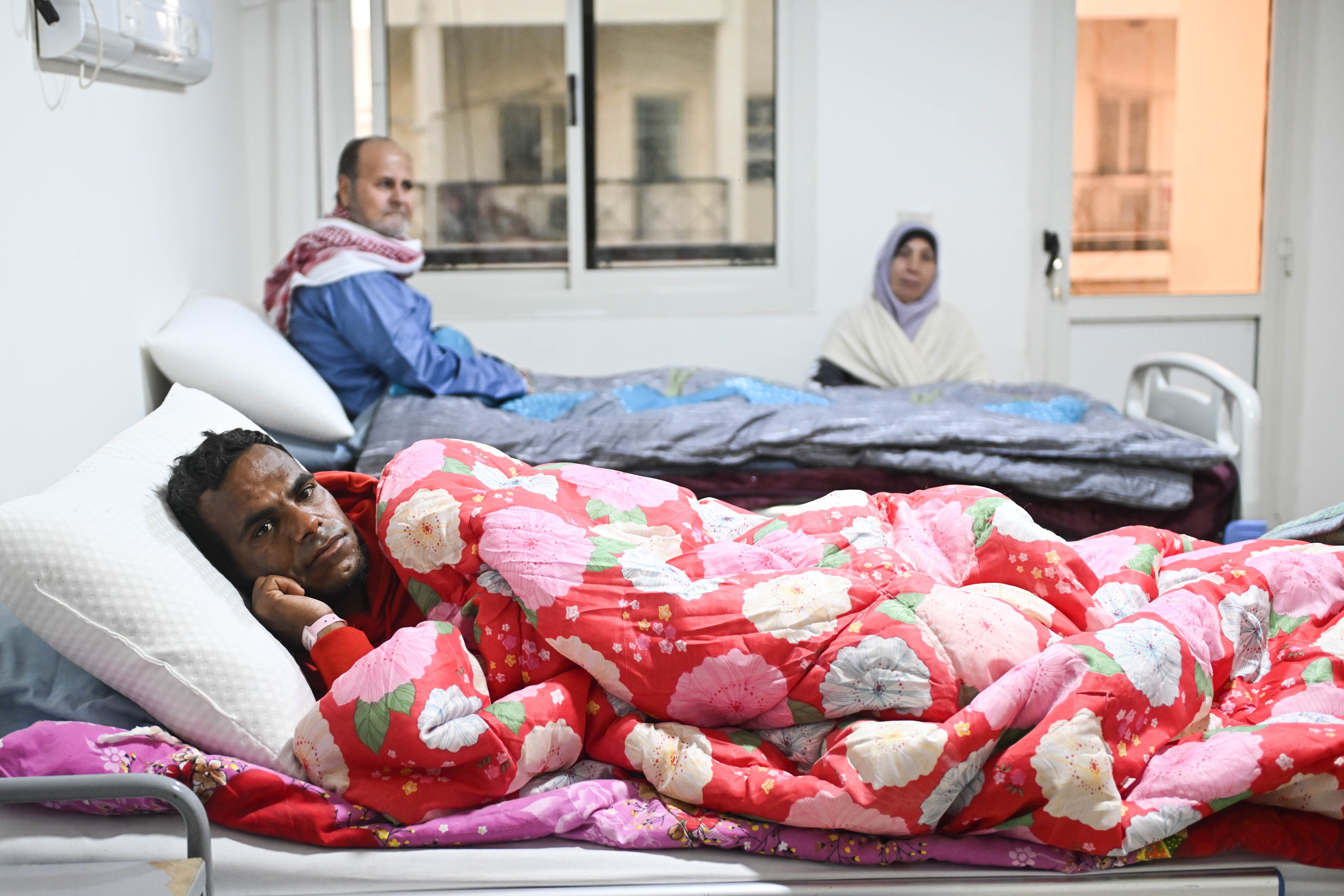 Egipto aprovecha la tregua en Gaza para evacuar a cientos de palestinos heridos o enfermos
