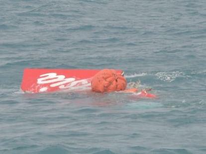 Part de la cua de l'avió d'AirAsia.