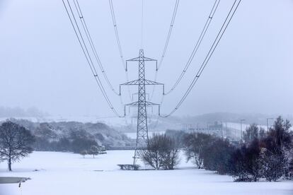 Vista de un tendido eléctrico y un paisaje nevado, este lunes en Epping (Reino Unido).