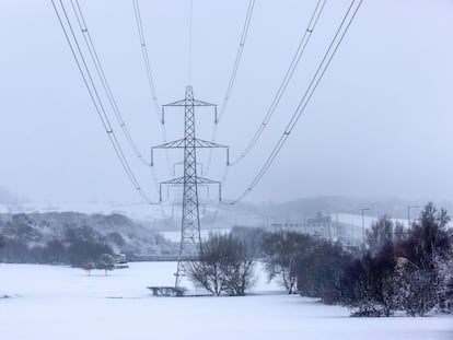 Vista de un tendido eléctrico y un paisaje nevado, este lunes en Epping (Reino Unido).