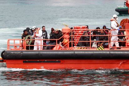 Llegada al puerto gaditano de Algeciras de 61 personas de origen magrebí rescatadas por Salvamento Marítimo el pasado 21 de abril.