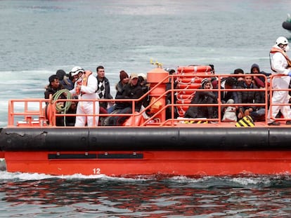 Llegada al puerto gaditano de Algeciras de 61 personas de origen magrebí rescatadas por Salvamento Marítimo el pasado 21 de abril.