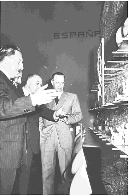 La delegación española durante la visita al pabellón español de la IX Triennale (1951), con el director de la DGRC, Juan Pablo Lojendio. 
