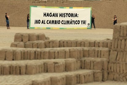 Activistas de Oxfam despliegan una pancarta gigante con el lema 'Hagan historia: ¡no al cambio climático ya!' en Lima (Perú).