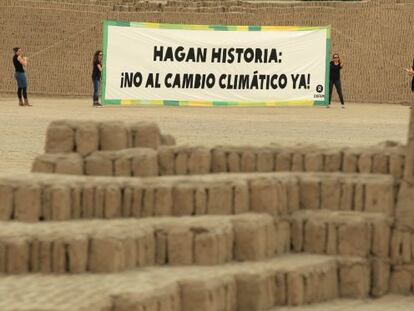 Activistas de Oxfam despliegan una pancarta gigante con el lema &#039;Hagan historia: &iexcl;no al cambio clim&aacute;tico ya!&#039; en Lima (Per&uacute;).