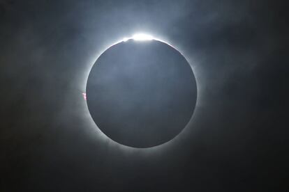 Eclipsi solar vist a l'illa Ternate a Indonèsia.