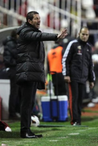 Simeone da instrucciones en la banda.