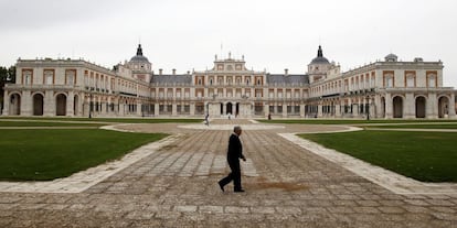 The Royal Palace of Aranjuez was commissioned by Hapsburg monarch Philip II, but its main architect Juan Bautista de Toledo died during construction, and the project was continued by his disciple Juan de Herrera. The chapel and one of the towers were finished, but the work was placed on hold after Philip died. Under the House of Bourbon, Philip V ordered construction to start again, before Ferdinand VI added significantly to the compound, and his work was continued by Carlos III. Its current 18th-century appearance is the work of Francisco Sabatini.