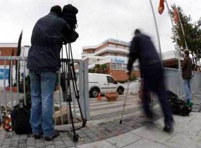 Cámaras de televisión hacen guardia delante de la clínica Ruber Internacional, donde está ingresado José Luis Moreno.