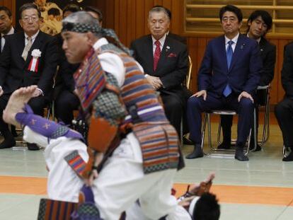 Shinzo Abe (centro, con corbata azul) y Vladimir Putin (segundo por la derecha), el pasado viernes en una exhibición de judo en Tokio.