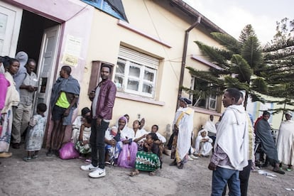 Familias esperando en la maternidad. “Algunos de los muchachos fueron abandonados en el mismo hospital. Madres solteras, víctimas de violación, parejas con VIH, madres que dieron a luz y luego emigraban huyendo de la pobreza, o que no podían alimentar a su recién nacido... Cada uno de los 24 jóvenes que viven aquí tienen una sórdida historia detrás”, se lamenta el doctor Sissay.