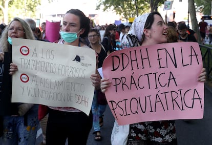 Dos activistas, en la manifestación.