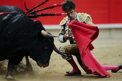 José Tomás, durante su faena al primer toro en la feria de ayer en Linares.