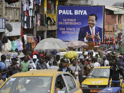 Una de las bulliciosas calles en Camerún, con el cartel electoral de Paul Biya, el 11 de octubre de 2018.