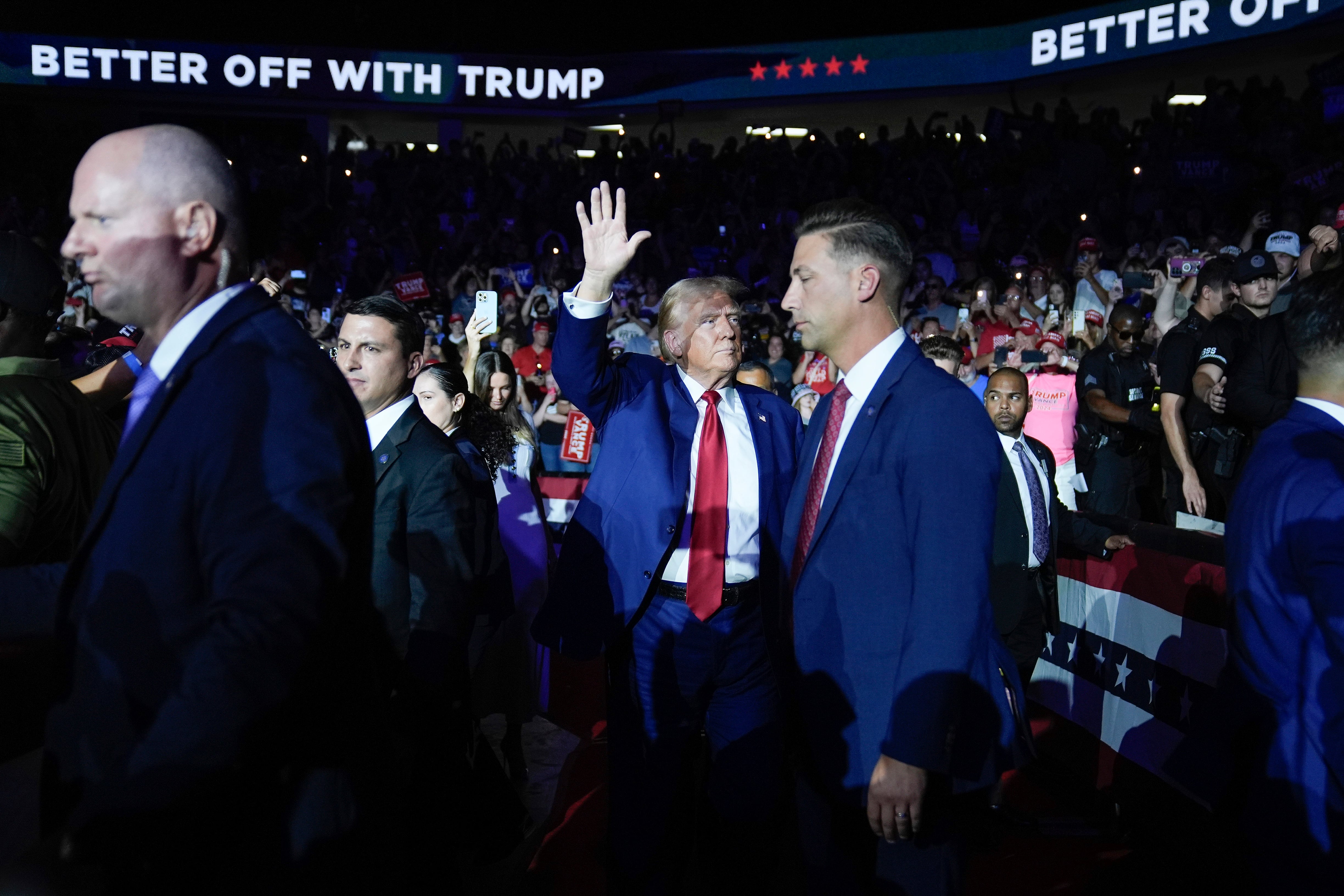 A ritmo de salsa, Donald Trump coquetea con los votantes hispanos