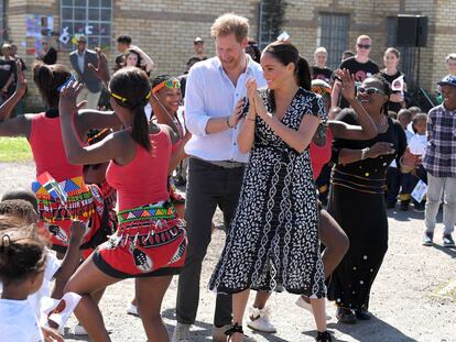 Los duques de Sussex bailan a su llegada a Cape Town.