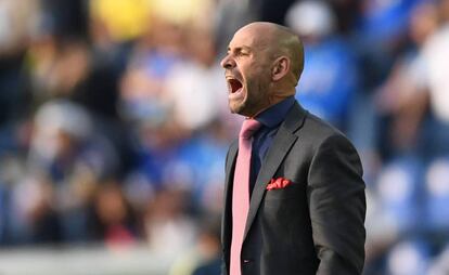 Paco Jémez, durante su etapa de entrenador en el Cruz Azul mexicano.