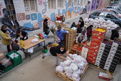 Reparto de alimentos en la asociación de vecinos de Aluche antes de que se pintara el mural de Okuda